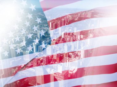 Amerikan bayrağı ve Özgürlük Heykeli ile çifte çekim. Bağımsızlık Günü için arka plan - 4 Temmuz.