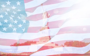 Amerikan bayrağı ve Özgürlük Heykeli ile çifte çekim. Bağımsızlık Günü için arka plan - 4 Temmuz.