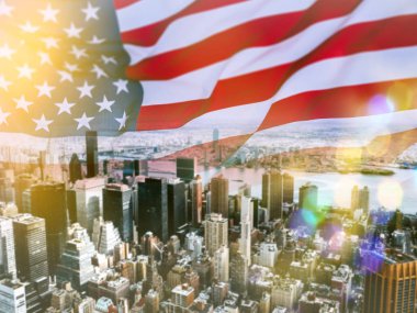 Amerikan bayrağı ve Özgürlük Heykeli ile çifte çekim. Bağımsızlık Günü için arka plan - 4 Temmuz.