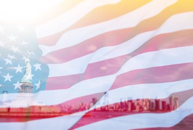 Amerikan bayrağı ve Özgürlük Heykeli ile çifte çekim. Bağımsızlık Günü için arka plan - 4 Temmuz.