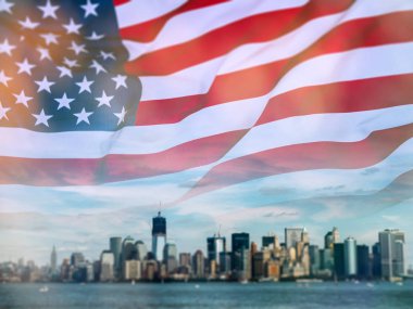 Amerikan bayrağı ve Özgürlük Heykeli ile çifte çekim. Bağımsızlık Günü için arka plan - 4 Temmuz.