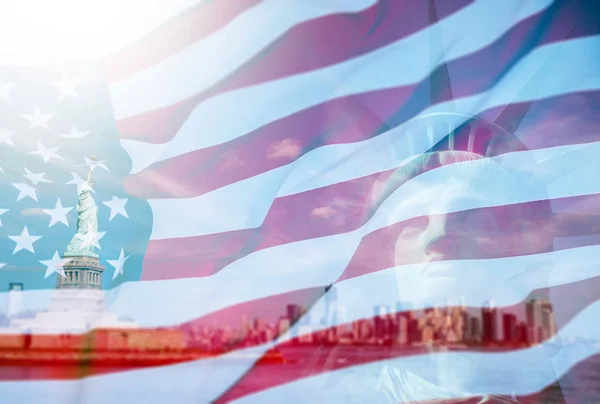 Amerikan bayrağı ve Özgürlük Heykeli ile çifte çekim. Bağımsızlık Günü için arka plan - 4 Temmuz.