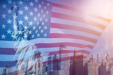 Amerikan bayrağı ve Özgürlük Heykeli ile çifte çekim. Bağımsızlık Günü için arka plan - 4 Temmuz.