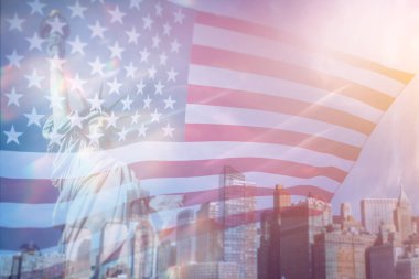 Amerikan bayrağı ve Özgürlük Heykeli ile çifte çekim. Bağımsızlık Günü için arka plan - 4 Temmuz.