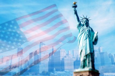 Amerikan bayrağı ve Özgürlük Heykeli ile çifte çekim. Bağımsızlık Günü için arka plan - 4 Temmuz.
