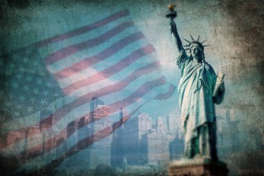 Amerikan bayrağı ve Özgürlük Heykeli ile çifte çekim. Bağımsızlık Günü için arka plan - 4 Temmuz.