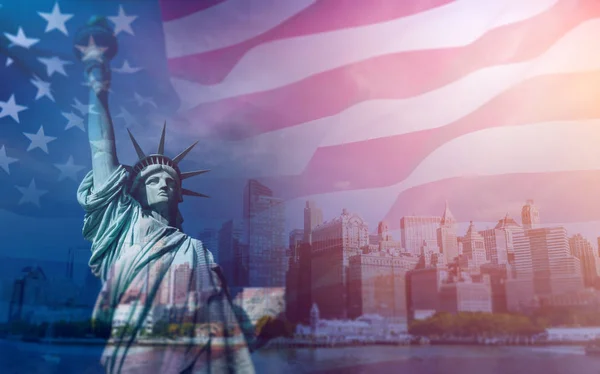 Amerikan bayrağı ve Özgürlük Heykeli ile çifte çekim. Bağımsızlık Günü için arka plan - 4 Temmuz.