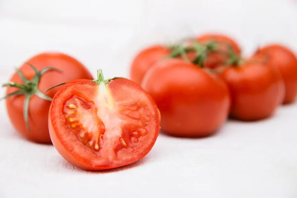 Świeże Pomidory Czerwone Białą Kartkę — Zdjęcie stockowe
