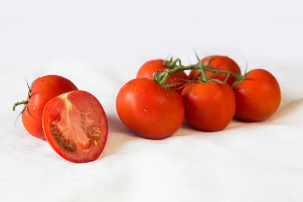 Tomates Rojos Frescos Una Hoja Blanca — Foto de Stock
