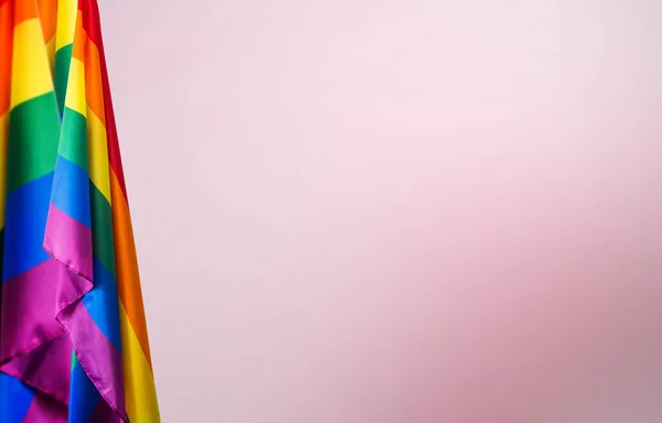 Gurur toplumunun bayrakları pembe arka planda. Gurur ayı için mükemmel afiş, arkaplan. 