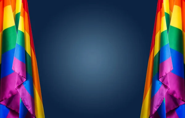 Mavi arka planda gurur bayrağı var. Gurur ayı için mükemmel afiş, arkaplan. 