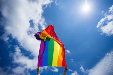 LGBT gay bayrağı rüzgarda dalgalanıyor