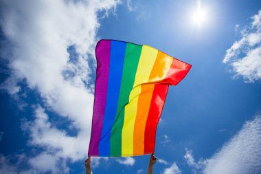 LGBT gay bayrağı rüzgarda dalgalanıyor