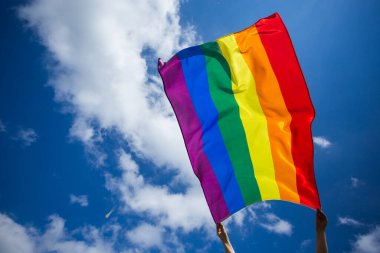 LGBT gay bayrağı rüzgarda dalgalanıyor