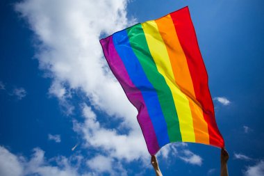 LGBT gay bayrağı rüzgarda dalgalanıyor