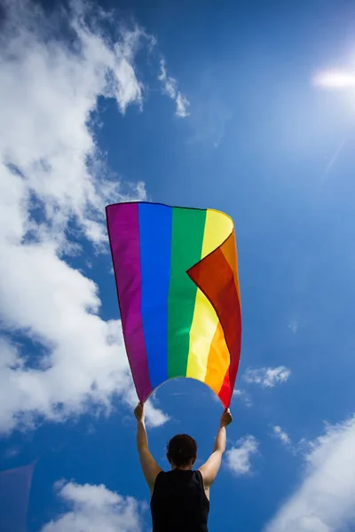 Женщина Радужным Флагом Геев Счастье Свобода Любовь Однополых Пар — стоковое фото