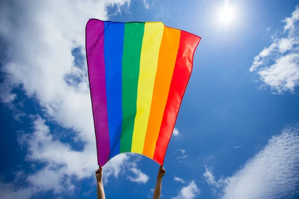 LGBT gay bayrağı rüzgarda dalgalanıyor