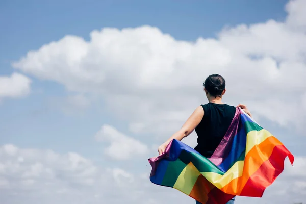 Kvinnan Som Håller Gay Regnbågsflaggan Lycka Frihet Och Kärlek Koncept — Stockfoto