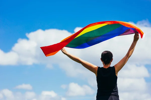 Gay Gökkuşağı Bayrağı Tutan Kadın Aynı Cinsiyet Çiftleri Için Mutluluk — Stok fotoğraf