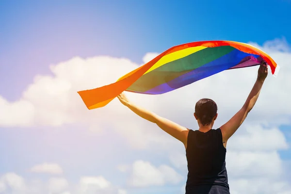 Gay Gökkuşağı Bayrağı Tutan Kadın Aynı Cinsiyet Çiftleri Için Mutluluk — Stok fotoğraf