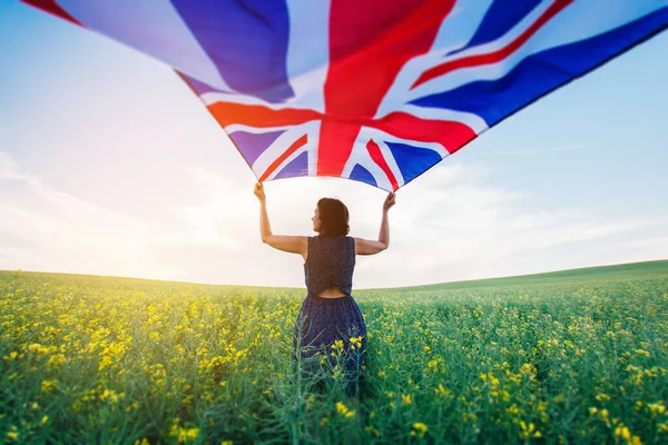 Mujer Sosteniendo Bandera Británica Aire Libre Prado —  Fotos de Stock