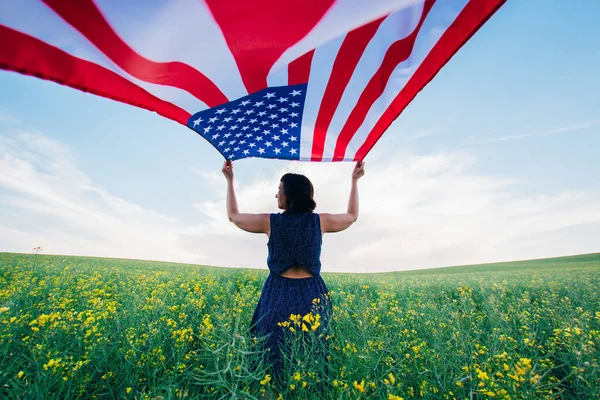 Γυναίκα Που Κρατάει Την Αμερικάνικη Σημαία Ένα Λιβάδι Ιουλίου Ημέρα — Φωτογραφία Αρχείου
