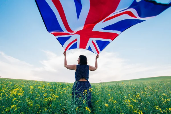Mujer Sosteniendo Bandera Británica Aire Libre Prado —  Fotos de Stock