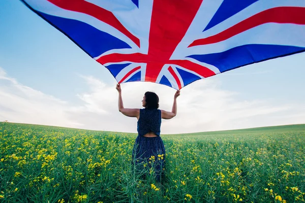 Женщина Держащая Британский Флаг Лугу — стоковое фото