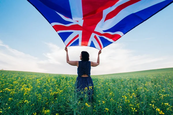 Mujer Sosteniendo Bandera Británica Aire Libre Prado —  Fotos de Stock