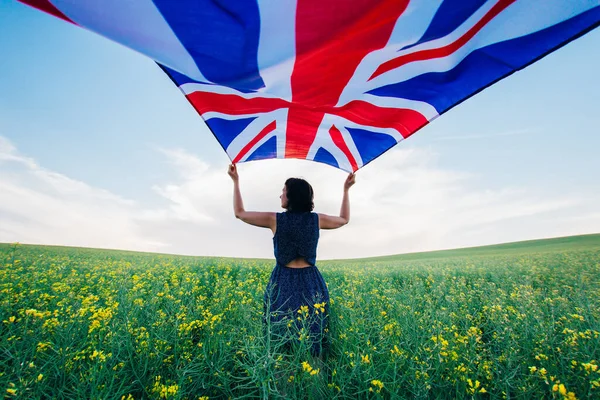 Mujer Sosteniendo Bandera Británica Aire Libre Prado —  Fotos de Stock