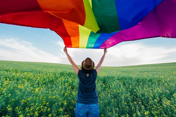 Mujer Sosteniendo Bandera Del Arco Iris Gay Prado Verde Aire — Foto de Stock