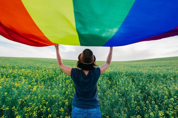 Mujer Sosteniendo Bandera Del Arco Iris Gay Prado Verde Aire — Foto de Stock