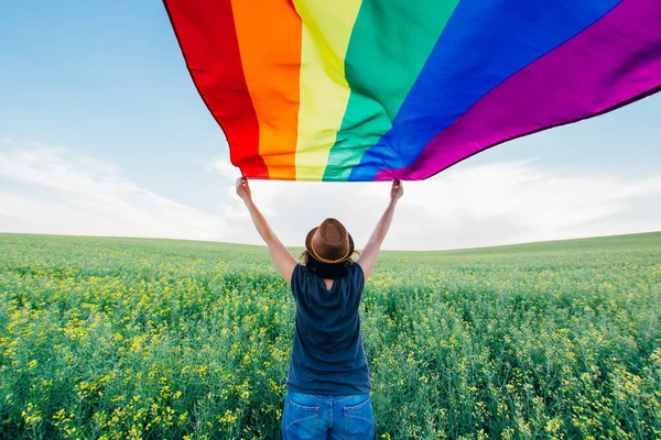 Vrouw Met Gay Rainbow Flag Een Groene Weide Buiten Geluk — Stockfoto