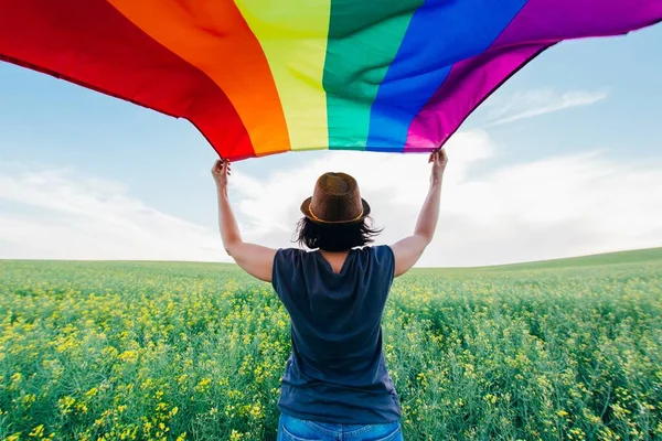 Mujer Sosteniendo Bandera Del Arco Iris Gay Prado Verde Aire — Foto de Stock