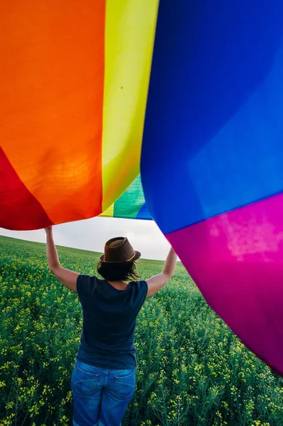 Жінка Тримає Прапор Веселки Гей Зеленій Луці Відкритому Повітрі Щастя — стокове фото