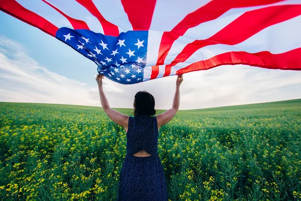 Woman Holding American Flag Outdoors Meadow 4Th July Independence Day — Stock Photo, Image