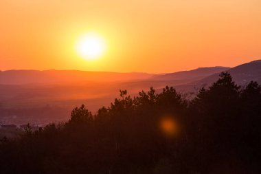Dağlarda gün doğumunun güzel manzarası