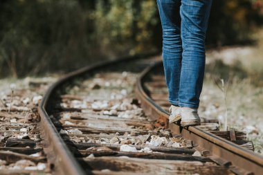 Demiryolunda genç bir kadın var.