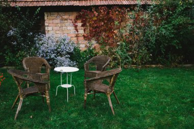 Bahçede dinlenmek için sandalye ve masa 