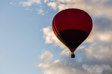 Sıcak hava balonu gökyüzünde