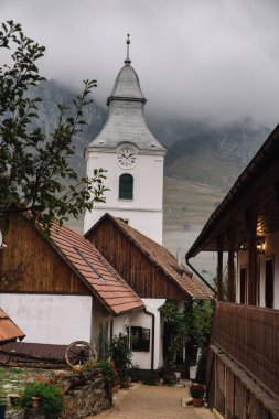 Dağların arkasındaki eski kilise.