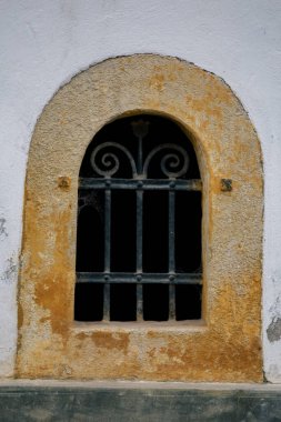 Kapısı olan eski bir pencere