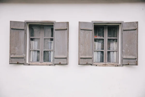 Старое Окно Деревянной Дверью — стоковое фото