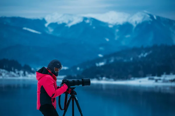 Fotógrafo Paisaje Tomando Imágenes Pintoresco Destino Montaña — Foto de Stock