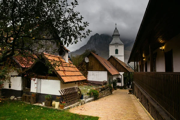 Vieille Église Sur Fond Montagnes — Photo