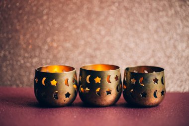 Yıldızlarla ve ayla samimi mum neşeli bir hava yaratıyor.. 