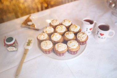 Noel çörekleri ve tatil ışıkları..