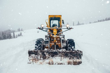 Eski kar küreme aracı dağlarda karla kaplı yolları temizliyor..