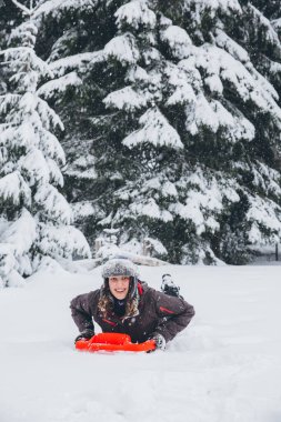 Yoğun karda kızakla eğlenen bir kadın.. 