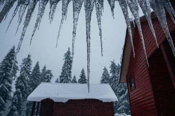 Ciclos Vista Uma Janela Casa Campo Inverno Pesado Nas Montanhas — Fotografia de Stock